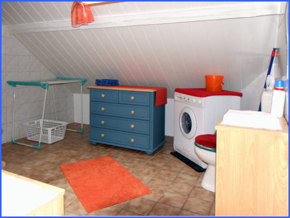 Das ger�umige Bad mit Waschmaschine