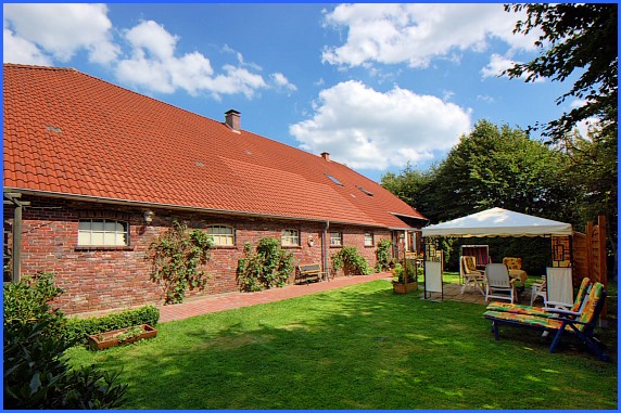 Separater Garten mit Sitzgelegenheiten und Grill